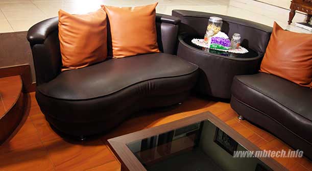 Sofa ini memakai bahan Camaro Dark Brown
