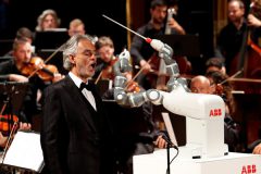 robot-yumi-jadi-konduktor-orkestra-italia