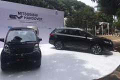 mitsubishi-serahkan-10-mobil-listrik-ke-pemerintah