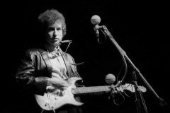 lelang-gitar-legendaris-bob-dylan