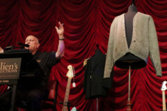 rp-468-milyar-harga-fantastis-cardigan-kurt-cobain