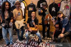 slank-rilis-album-slanking-forever-dalam-bentuk-kaset-pita