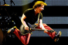 rock-roll-hall-of-fame-beri-penghormatan-kepada-eddie-van-halen
