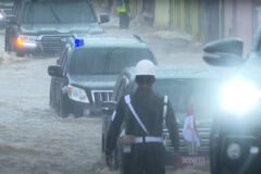 jokowi-naik-suv-premium-terobos-banjir