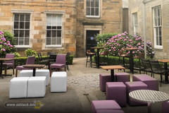 warna-stand-out-outdoor-cafe