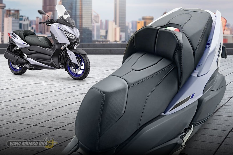 /2024/02/yamaha xmax silver blue