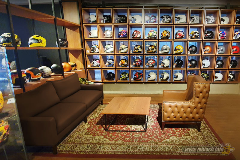 sofa ruang kolektor helm